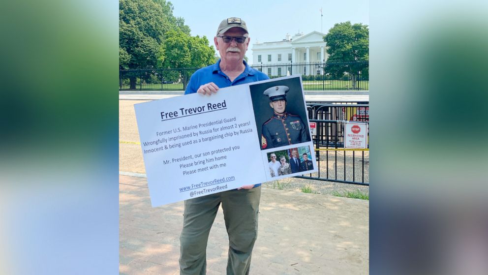 Ayah Trevor Reed Memprotes Di Luar Gedung Putih, Mengatakan Dia “Berharap” Untuk Pembebasan Putranya Setelah KTT Biden-Putin
